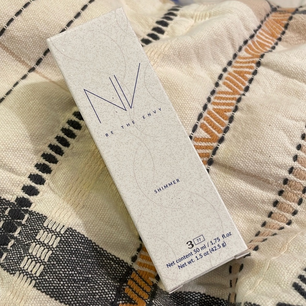 NV Be The Envy fine mist airbrush SHIMMER HIGHLIGHTS WITH ULTRAFINE SHEER PEARLS